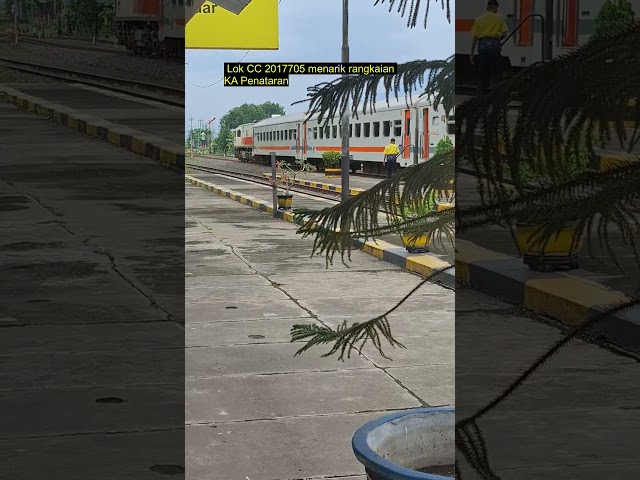 Stasiun KA Kecil Unik Klasik Memberangkatkan KA Penataran  #keretaapi #huntingkeretaapi #railfans