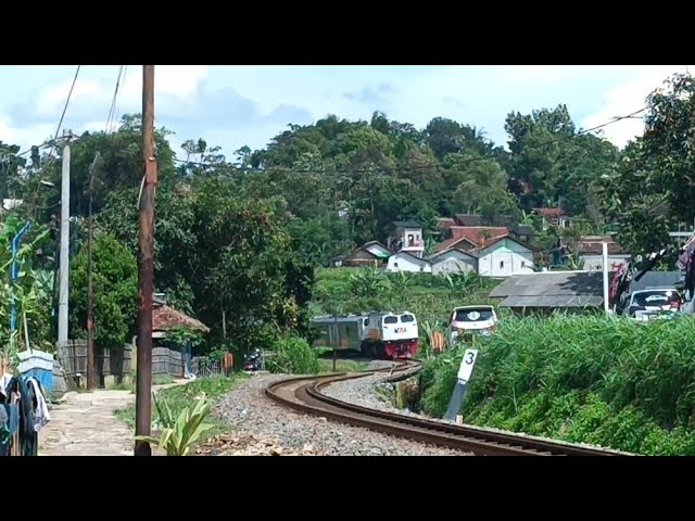 SPOT LETER "S" MENIKUNG INDAH DENGAN DERU MESINNYA SAAT KERETA MELINTAS‼️