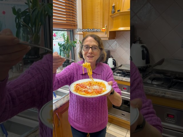 How Nonna makes her quick pasta sauce 🍝❤️🍅