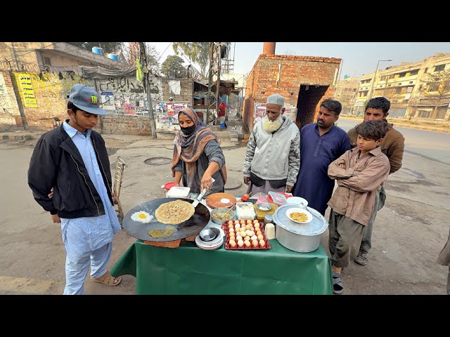 60/- Rs HARDWORKING WOMAN SELLING ROAD SIDE BREAKFAST 😍 EGG PARATHA | SAAG PARATHA - STREET FOOD