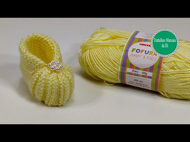 Knitting baby shoes