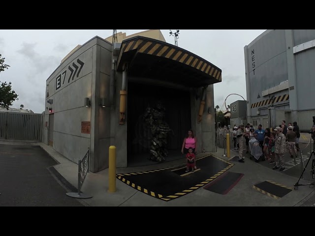 Dilly Meets a Transformer (360 view)