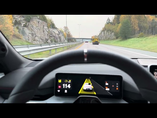 Automatic lane change with Pilot Assist in Polestar 4