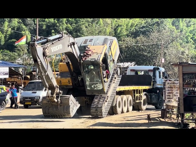 Excavator self lifting in a truck HDR