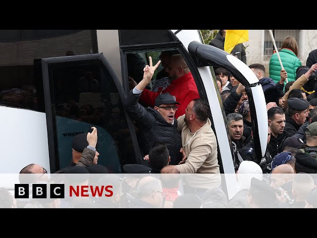 Palestinian prisoners released by Israel after Hamas frees hostages | BBC News