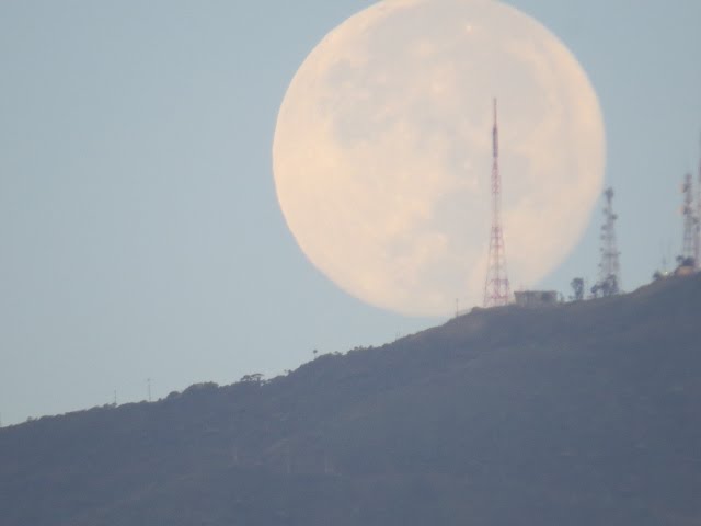 La luna se oculta tras Padre Amaya