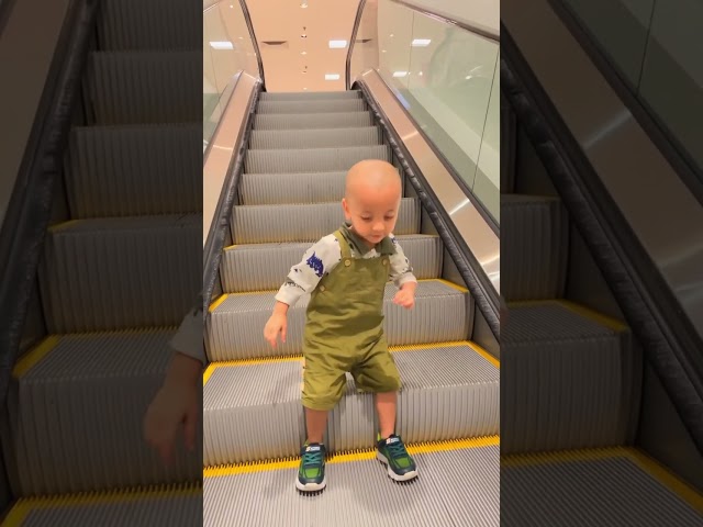 Escalator No fear😨😀funny baby sitting on escalator🤪#shorts #ytshorts #escalator #viralshorts