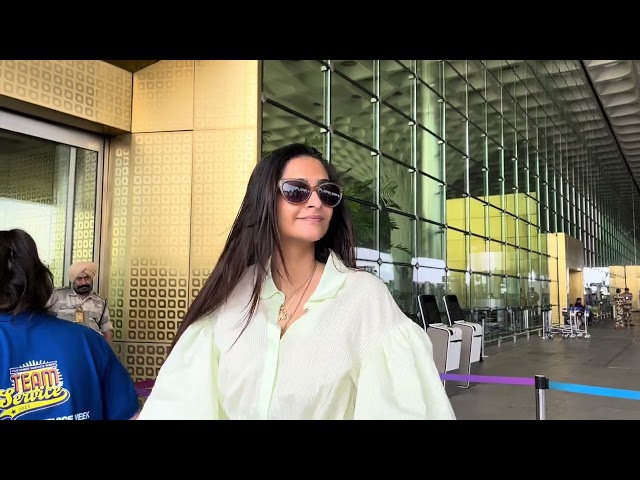 Sonam Kapoor Spotted At Airport 1