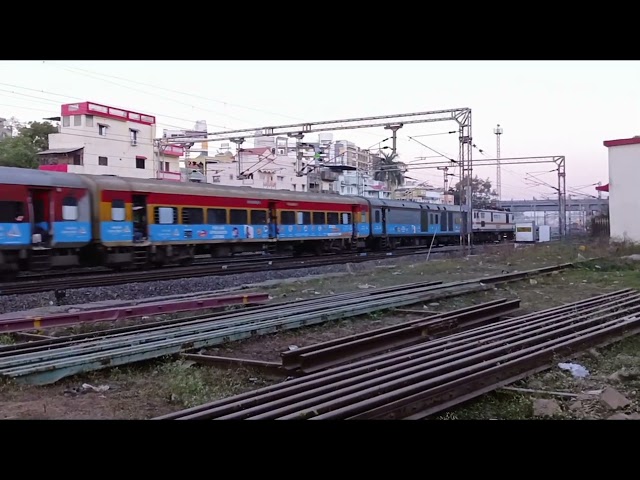 12477 Jamanagar - SMVT Katra SF Express Train Video From Dahod