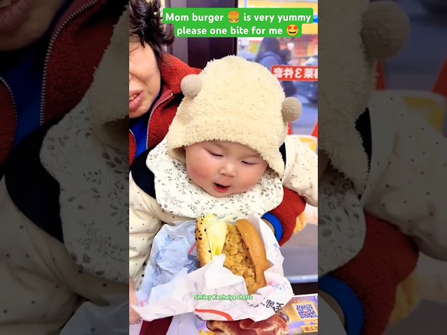 Mom burger 🍔 is very yummy please one bite for me 🤩 |