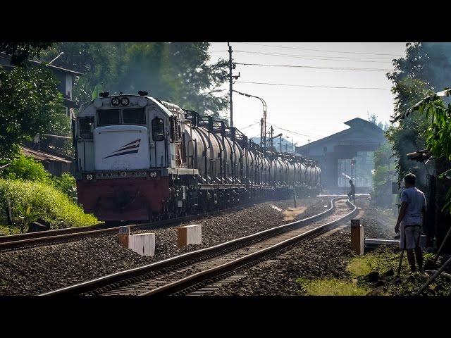 [Bugs] Nonton Kereta Api Lewat Dekat Stasiun Purwosari Solo Bagian I (Kompilasi)