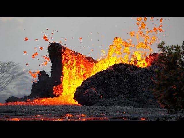 Live of Mount Kilauea erupting in Hawaii