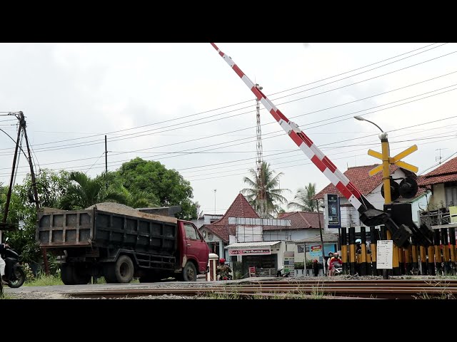 Rush Hour at Railroad Crossing Indonesia | Java Railfanning