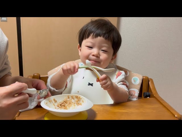 🌈 ¡El desayuno de Mugi! Fascinado con su arroz con natto (1y5m15d No.3)