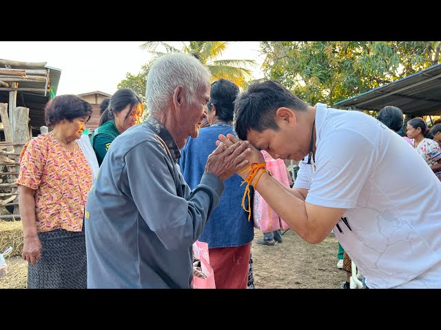 เม็ดเดรียว!! ช่างตูน สายบุญสุรินทร์ทีวี มอบผ้าห่ม “อุ่นใจ คลายหนาว” จ.สุรินทร์ กว่า 300 ราย