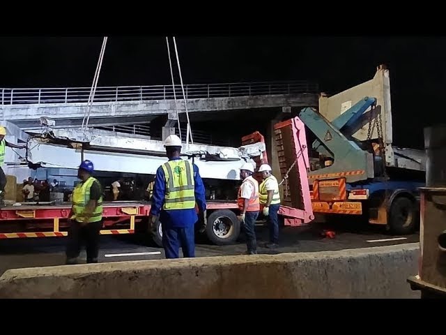 Après L’accident Sur J’autoroute : Opération Titanesque Pour Enlever La Passerelle De Roche-Bois