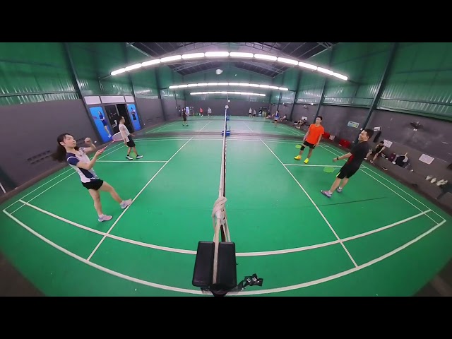 Badminton đôi nam nữ sân Lộc Vừng