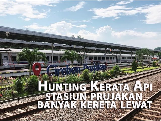 Hunting Kereta di Stasiun Prujakan Cirebon Banyak Kereta Lewat