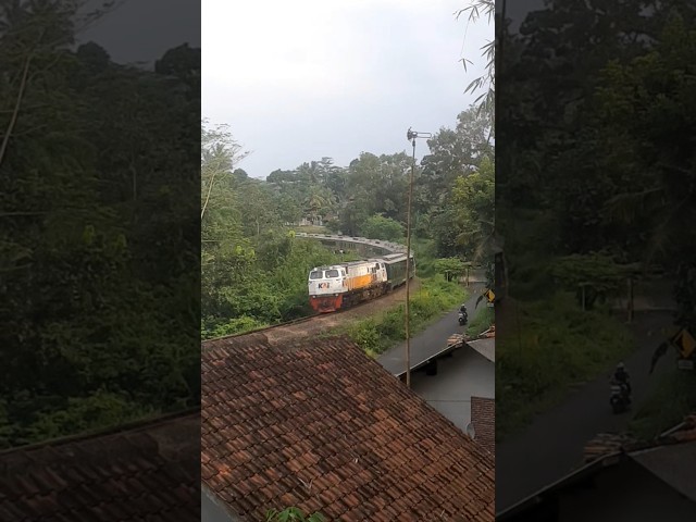 Kereta api meliuk di tikungan sebelum jembatan cirahong.