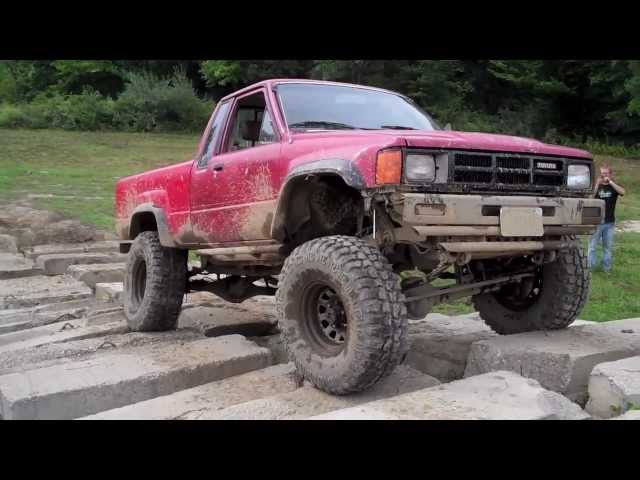 1985 Toyota 4x4 on Obstacle course @ Southington Offroad