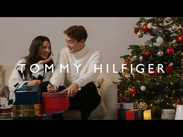 The art of wrapping 🎄🎁 Watch as George Russell and Carmen Montero Mundt spread some festive cheer.