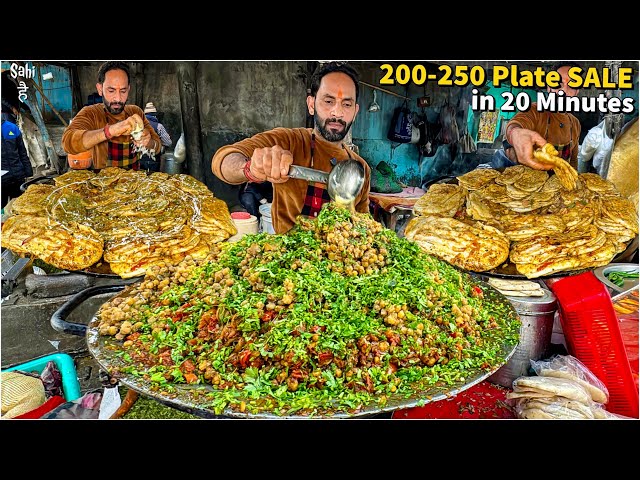 India's MOST FAMOUS Tadke Wale Mayapuri Chole Kulche 😍 Street Food India