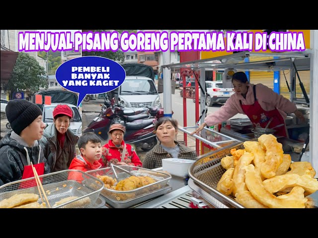 MENJUAL PISANG GORENG DI CHINA, PEMBELI KAGET PERTAMA KALI LIHAT DAN MAKAN PISANG GORENG BEGINI