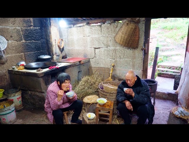 Primitive Lifestyle of 85 Year-old farmers in Remote Chinese Village