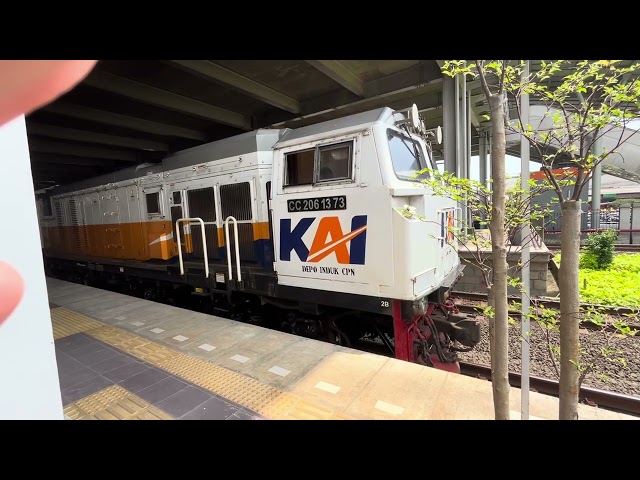 KERETA 170 TEGAL BAHARI TUJUAN TEGAL DI STASIUN BEKASI