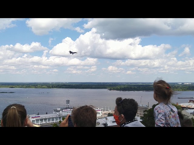 Пролёт истребителя на малой высоте в Нижнем Новгороде