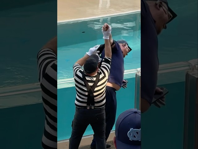 Ran off with the bag 😬🤣 Tom mime Seaworld #seaworldmime #funny #comedy #funnyvideos #tomthemime