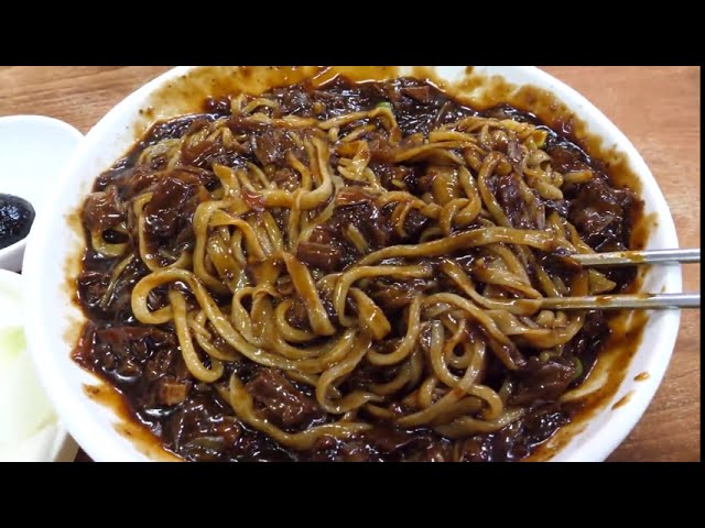 BEST KOREAN STREET FOOD - BLACK BEAN NOODLES (JAJANGMYEON)