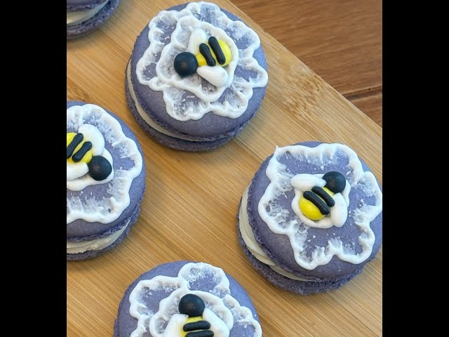 Honeybee Royal Icing Macarons #cookies #macaron #honeybee #royalicing