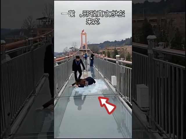 CRACKED GLASS BRIDGE IN CHINA‼️😱