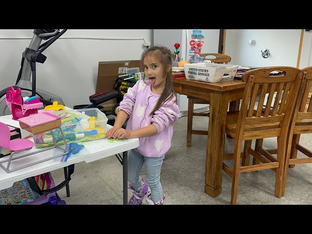 Baby Girl Playing Kinetic Sand Uses Her Imaginations to Create Fun Games #games #best #kineticsand