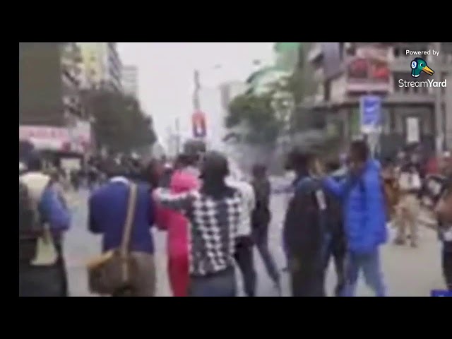 LIVE NAIROBI IS ON FIRE PROTESTERS AGAINST POL1CETHEN LATER STATEHOUSE  //VEDIO COURTESY