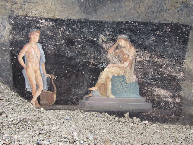 Pompei, dagli scavi emerge un salone "nero" decorato con affreschi ispirati alla guerra di Troia