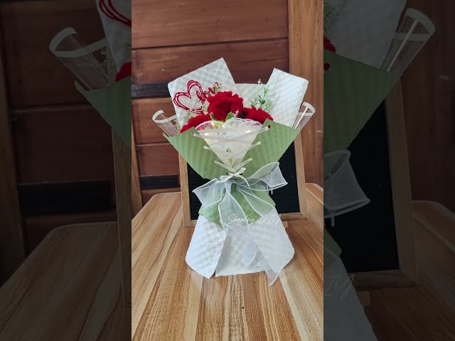 Fuzzywire rose bouquet wrapping tutorial #fuzzywirebouquet #pipecleanerbouquet