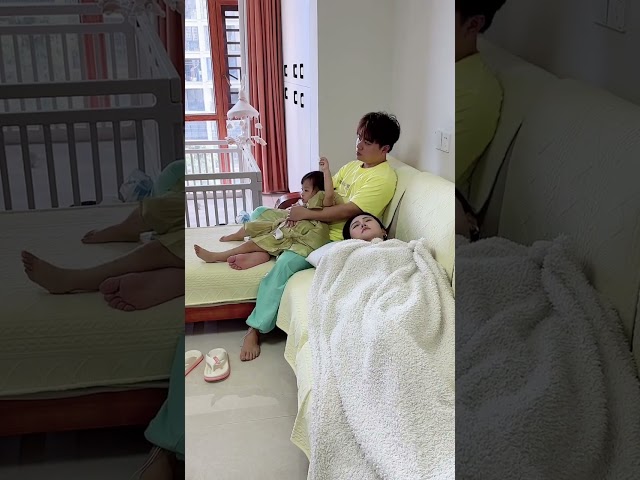 Dad taking care of the baby  VS  mom taking care of the baby#funny #cutebaby #dad #comedy