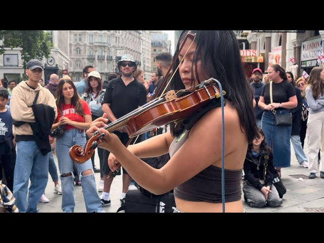 EVERYONE STOPPED TO WATCH HER | (Hymn For The Weekend - Coldplay) Violin Cover by Sara Isabel