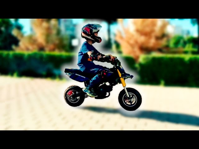 Den y las mejores historias sobre una Moto! | La Moto a batería para niños!