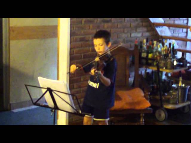 Niño Violinista en San Isidro Tocando el Violin.