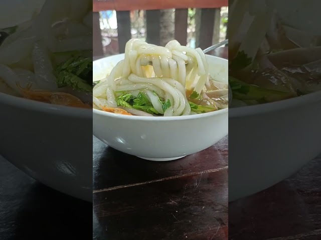 Bánh canh bột gạo. (Nấu ăn không  ngon nhưng lại rất tự tin khoe món mình nấu. 😊)