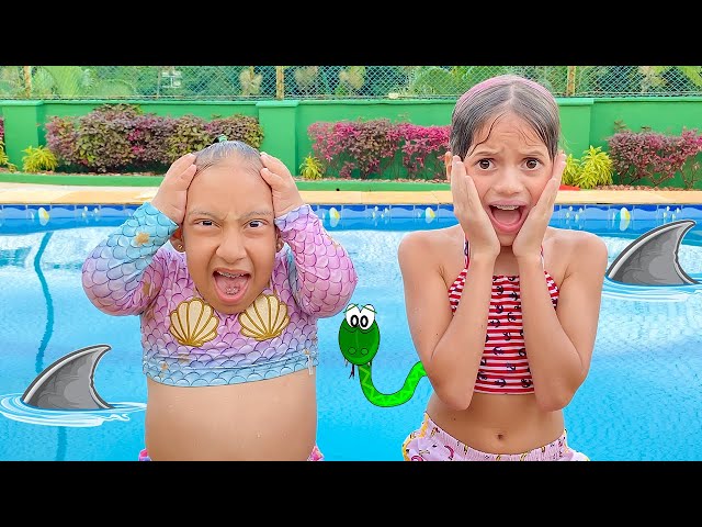 MC Divertida has fun in the pool with her friend Jessica - Família MC Divertida