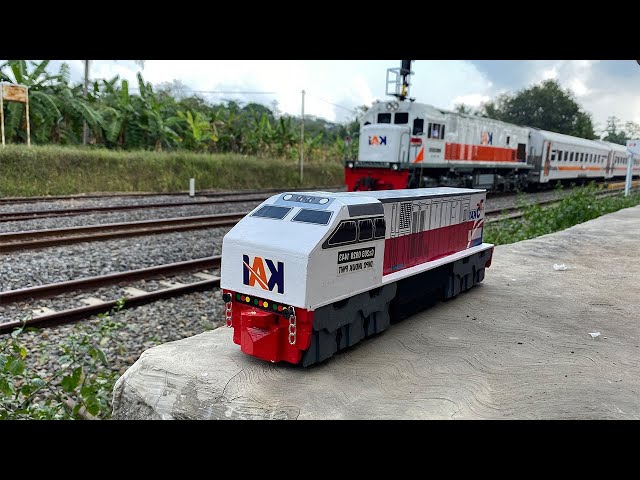 Merakit dan Review Kereta Api Kayu CC203,CC300,CC204,CC201 Di Stasiun Saat Kereta Beneran Lewat