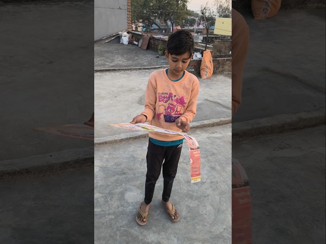 Chhote ko di newspaper 🗞️ kite 🪁//#shorts #kite #ytshorts