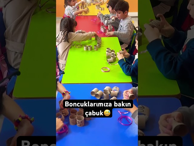 Onarlı boncuklarımızı diziyoruz sonra da ucunu bağlayıp kolye yapacağız;) #kindergarten #etkinlik