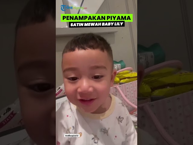 PAKAI BAJU BRANDED! Intip Penampakan Piyama Satin Mewah Baby Lily, Harganya Bikin Melongo