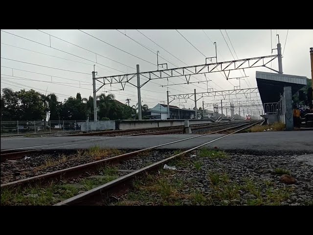 K A Berjalan Langsung di Stasiun Gawok || Suasana mendung