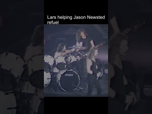 Lars helping Jason refuel on stage #metalica #larsulrich #jameshetfield #kirkhammett #jasonnewsted